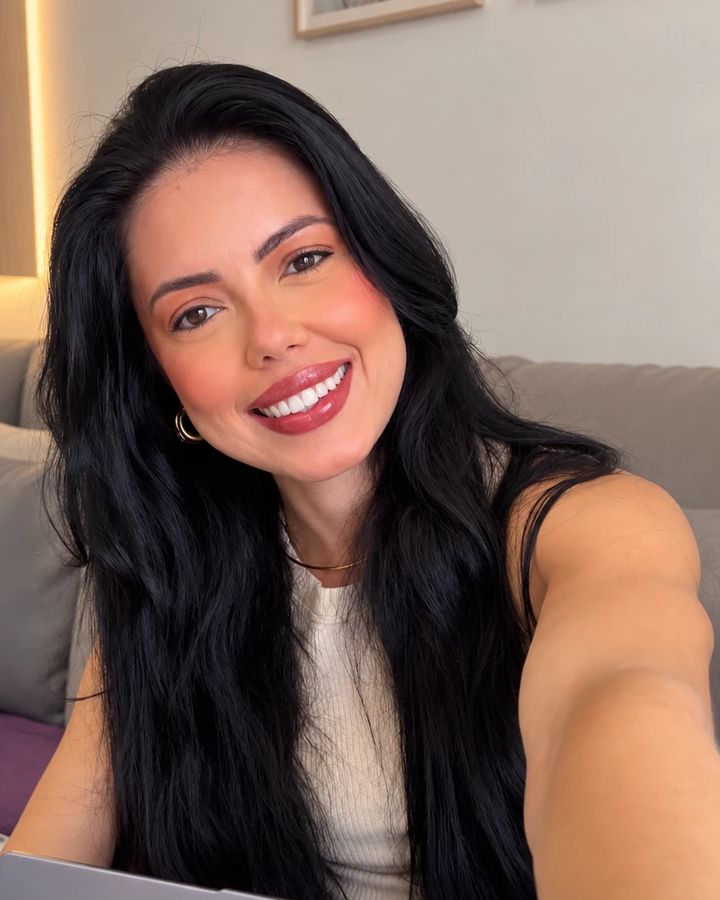 Lorrayne Neves sorrindo em frente ao notebook